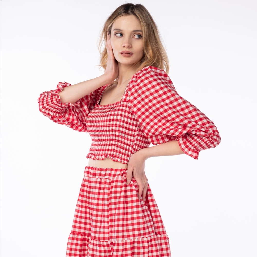 Crop top and midi skirt Set! Comes in S,M,L